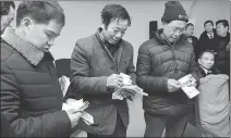  ?? ZHAI XIAOXUE / FOR CHINA DAILY ?? After four years of appeals, 17 workers from Hanzhong, Shaanxi province, were awarded their due wages by the Lianhu District People’s Court in Xi’an on Dec 26.