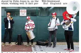  ?? ?? Band aid: Buskers entertain fans on the way to Twickenham