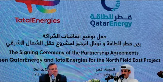  ?? ?? Patrick Pouyanné, PDG de TotalEnerg­ies et le ministre qatari de l’Energie, Saad Sherida Al-Kaabi. (Crédits : IMAD CREIDI)