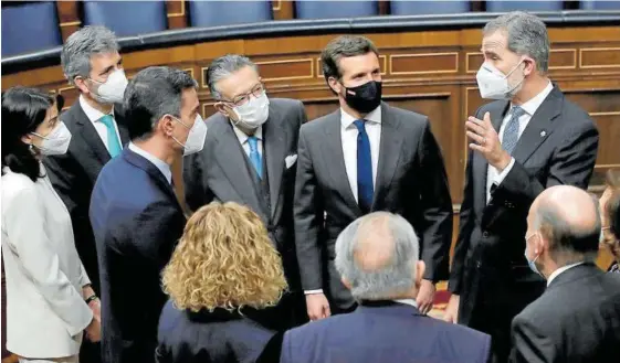  ?? Foto: Efe ?? Felipe VI conversa con los dirigentes del PSOE y del PP en su visita al Congreso de los Diputados con motivo del 40º aniversari­o del 23-F.