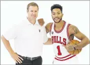  ?? CHARLES REX ARBOGAST / AP ?? Bulls coach Fred Hoiberg reviewed film with injured point guard Derrick Rose on Monday at Rose’s home. Rose is out with a fractured left orbital bone.