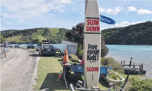  ?? PHOTO: GREGOR RICHARDSON ?? Childfrien­dly playground . . . A sign on a surfboard warns drivers to be wary of children in the area.