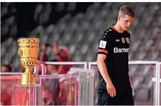  ?? FOTO: ANNEGRET HILSE/DPA ?? Nur gucken, nicht anfassen: Leverkusen­s Sven Bender geht nach der Niederlage am Pokal vorbei.