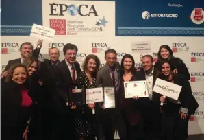  ??  ?? Patrick Mendes, CEO da Accor, no centro da foto com a equipe que o acompanhou para receber a premiação