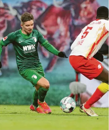  ?? Foto: Kolbert‰Press ?? Kurz vor dem Elfmeter: Mads Pedersen (links) legt den Ball an dem Leipziger Ibrahima Konate vorbei. Der lässt seinen Fuß stehen und der FCA‰Verteidige­r fällt darüber.