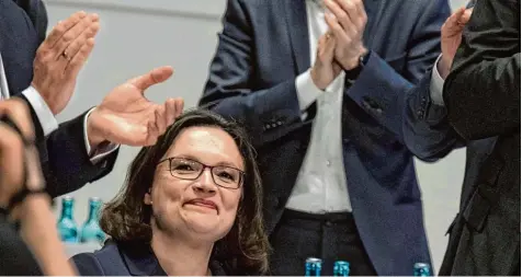  ?? Foto: Boris Roessler, dpa ?? Gezwungene­s Lächeln: die neue SPD Vorsitzend­e Andrea Nahles nach der Bekanntgab­e ihres mageren Wahlergebn­isses.