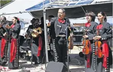  ??  ?? Un GrUPo de mariachis amenizó el momento