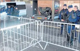  ??  ?? Les CRS en faction à hauteur de la préfecture.