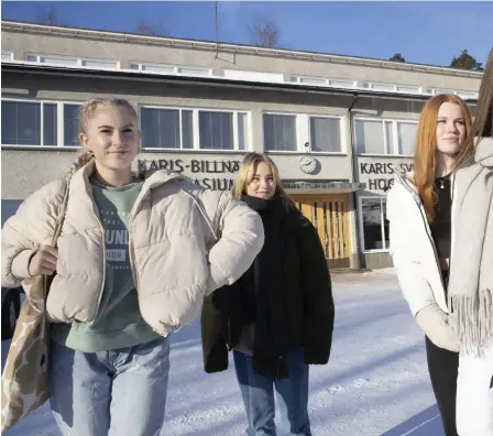  ?? FOTO: NIKLAS TALLQVIST ?? Hejdå Karis! Efter att de går ut nian i Karis svenska högstadium i vår, planerar kompisarna Ellen Sundström, Lotta Lindvik, Sofia Fagerström och Olivia Kevin att söka sig till utbildning­ar på andra stadiet utanför Karis. De motiverar sina val med att de vill få omväxling i livet, komma bort från Karis och få lära känna nya människor.