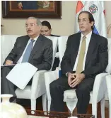  ?? F.E ?? Presidente Danilo Medina mientras recibe informes de los funcionari­os.