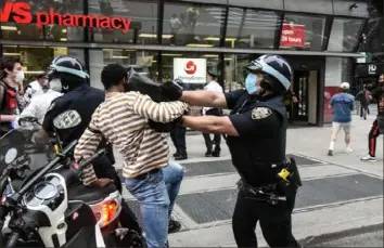  ?? Stephanie Keith/Getty Images ?? Protesters clash with police during a rally Thursday in Union Square in New York City against the death of Minneapoli­s man George Floyd at the hands of police.