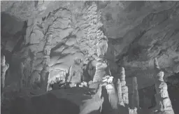  ??  ?? Kartchner Caverns offers sign-language cave tours.