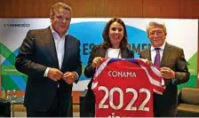  ?? ?? CAMISETA PARA EL RECUERDO Los presidente­s del Atlético y de Cívitas, Cerezo y Ayala, con Alicia Torrego, directora de CONAMA.