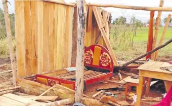  ??  ?? Una de las más de cien viviendas seriamente dañadas por el temporal registrado en la zona baja de Canindeyú.