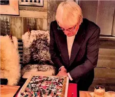  ??  ?? Bernie Ecclestone con la torta per gli 85 anni, che compirà il 28 ottobre