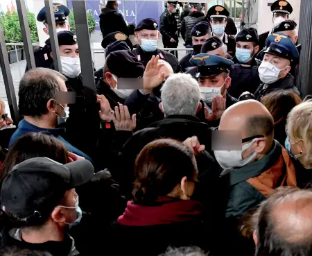  ??  ?? In fila per ore
Situazione difficile all’Hub vaccinale della Mostra d’Oltremare dove centinaia di persone hanno atteso ore per la dose