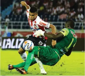  ?? FOTO COLPRENSA ?? Con goles de Jarlan Barrera, Teo Gutiérrez (2 ) y Marlon Piedrahita, Junior frenó al Tolima en un juego vibrante.