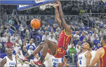  ?? STEVE NESIUS — THE ASSOCIATED PRESS ?? USC MEN’S BASKETBALL
USC’S Chevez Goodwin throws down a dunk for two of his 20 points against Florida Gulf Coast in Tuesday’s game.