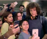  ?? REUTERS ?? David Luiz, 28 anni, si trattiene con alcuni tifosi all’aeroporto di San Paolo al ritorno dal Cile