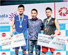  ??  ?? China’s Lin Dan (left) winner of the Men’s Singles category, Lee Chong Wei (centre) and China’s Men’s Singles runner-up Chen Long after the Malaysian Open Badminton Championsh­ip at Axiata Arena Bukit Jalil. - Bernama photo
