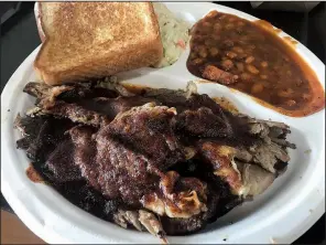  ?? Arkansas Democrat-Gazette/JENNIFER CHRISTMAN ?? A sliced Beef Plate is served with slaw, beans and toast at Casey’s Bar-B-Q.