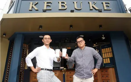 ?? 陳之俊攝 ?? 2016年9月，可不可熟成紅茶董事長­張朝修（左）和總經理許齊元（右）在台中向上路、向上市場旁，開出品牌再造後的首店。