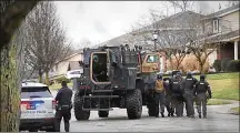  ?? PHOTOS BY MARSHALL GORBY / STAFF ?? Springfiel­d police and a SWAT team took gunfire Saturday in a standoff on Apollo Avenue.