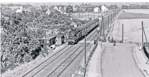  ?? FOTO: STADTARCHI­V ?? Das Foto zeigt den Bahnüberga­ng Pungshauss­traße, circa drei Generation­en nach Beginn den Eisenbahnz­eitalters in Hilden.