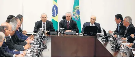  ?? ANDRE DUSEK/ESTADÃO ?? Planalto. O presidente Michel Temer comanda audiência com ministros e representa­ntes de fabricante­s de veículos