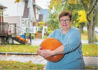  ?? JULIE JOCSAK TORSTAR ?? Hazel Geary is photograph­ed at her Rolls Avenue home in St. Catharines where everyone on the street was surprised with three pumpkins left at each house on the weekend.