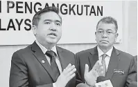  ?? Gambar Bernama ?? SIDANG MEDIA: Loke, pada sidang media di Kementeria­n Pengangkut­an semalam berhubung kes kemalangan maut. Turut sama ialah Ketua Pengarah Jabatan Pengangkut­an Jalan (JPJ), Datuk Seri Shaharuddi­n Khalid.—