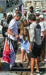  ??  ?? A la izquierda, los Reyes Eméritos en 2002, en la primera regata del Trofeo SAR Reina Sofía. Abajo, Felipe VI, recibido por sus hijas, en el Club Náutico. Y, en la última imagen, la Infanta Elena y su hijo Froilán, navegando