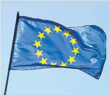  ?? FOTO: DPA ?? Eine Europa-Fahne weht in Berlin vor blauem Himmel. Die EU-Kommission ruft Belgien, Italien und Frankreich zur Nachbesser­ung im Staatshaus­halt auf. Portugal, Slowenien und Österreich sind „unter Beobachtun­g“.