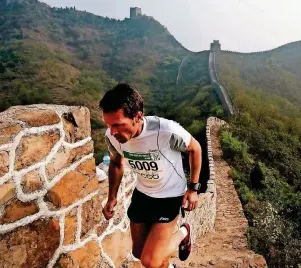  ?? FOTO: WWW.ADVENTURE-MARATHON.COM ?? Für Anfänger ist ein extremer Lauf wie der Great Wall Marathon über die Chinesisch­e Mauer nichts. Ausreichen­des Training ist eine Grundvorau­ssetzung.