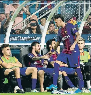  ?? MIKE EHRMANN / AFP ?? Neymar le da la mano a Messi tras ser sustituido el pasado sábado