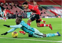  ?? GETTY IMAGES ?? Penalty appeal: Walker-Peters tangles with Mane