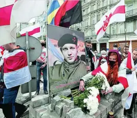  ?? REUTERS ?? Varias personas participan en una marcha a favor de Roman Protasevic­h en Vilna