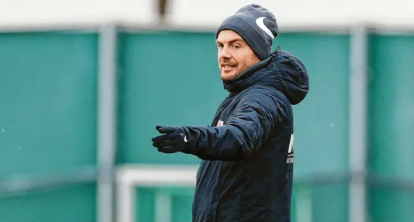  ?? Foto: Christian Kolbert, Kolbert-Press ?? Enrico Maaßen sieht sich mit dem FC Augsburg auf dem richtigen Weg. Er weiß aber auch, dass er positive Ergebnisse liefern muss.