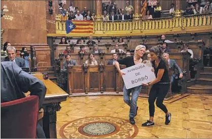  ?? ÀLEX GARCIA ?? Las concejales María José Lecha y Marta Rovira colocan en la sala de plenos la placa de la avenida Borbó