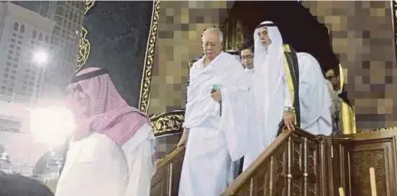  ??  ?? Najib keluar dari Kaabah ketika menunaikan ibadat umrah di Makkah.