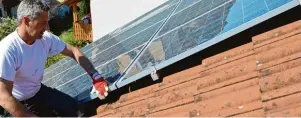  ?? Foto: Bayerische­s Dachdecker­handwerk Landesinnu­ngsverband /HF.Redaktion ?? Auch Solarmodul­e und deren Befestigun­g werden beim DachCheck unter die Lupe genommen.