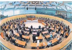  ?? FOTO: DPA ?? Mit Abstand im Landtag: Im Schnellver­fahren beschließt das Parlament einen Nachtragsh­aushalt in Höhe von 25 Milliarden Euro.