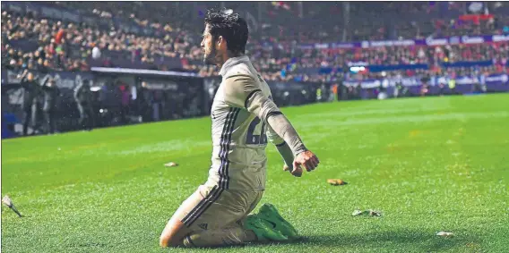  ?? FOTO: AP ?? Isco, a tiro por el poco protagonis­mo que tiene con Zidane El centrocamp­ista gusta en el Barça y su futuro en el Madrid no está claro, aunque le han ofrecido la renovación