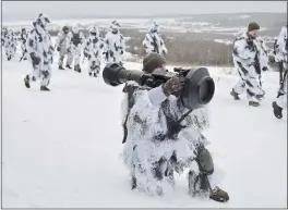  ?? PAVLO PALAMARCHU­K — THE ASSOCIATED PRESS ?? Ukrainian soldiers take part in an exercise at the Yavoriv military training ground, close to Lviv, western Ukraine, on Friday.