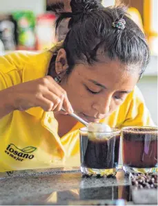  ?? FOTOS: DWP – DIE WELTPARTNE­R ?? Kaffeeverk­ostung im Anbaugebie­t Nicaragua (Mittelamer­ika). Armut ist ein großes Problem des Landes. Zwei Kaffeebäue­rinnen berichten in Ravensburg.