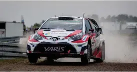  ?? FOTO: LEHTIKUVA / WOJTEK RADWANSKI ?? GYTTJIGT.
Jari-Matti Latvala piskade fram sin Toyota Yaris WRC i de regniga förhålland­ena i VM-rallyt i Polen.