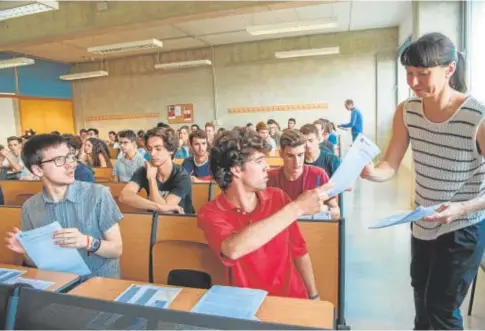  ?? // EFE ?? Una profesora recoge exámenes en la Universida­d de las Islas Baleares