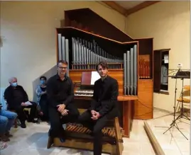  ?? (Photos A. B.) ?? Pascal Marsault et Benoit Dumon (à droite) devant l’orgue qui était à l’honneur le temps d’un concert.