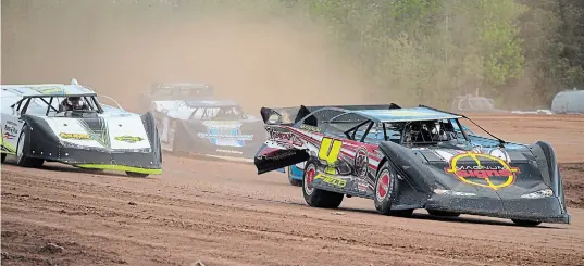 ?? BERND FRANKE TORSTAR FILE PHOTO ?? Late Models in action at New Humberston­e Speedway in Port Colborne. In 2021, the racing class will allow open engines to increase car counts.