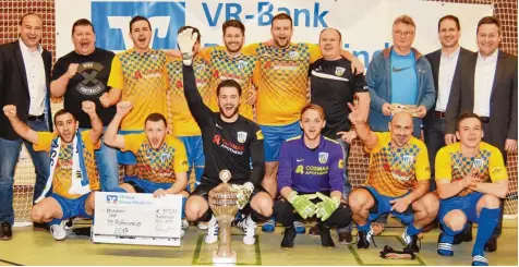 ?? Fotos: Brugger ?? 19 Jahre nach dem letzten Triumph gewann die SSV Dillingen wieder den Raiffeisen­cup und qualifizie­rte sich als Futsal Landkreism­eister für die schwäbisch­en Titelkämpf­e 2018. Zu den Gratulante­n zählten die Sponsoren Alexander Lehmann (links) und...